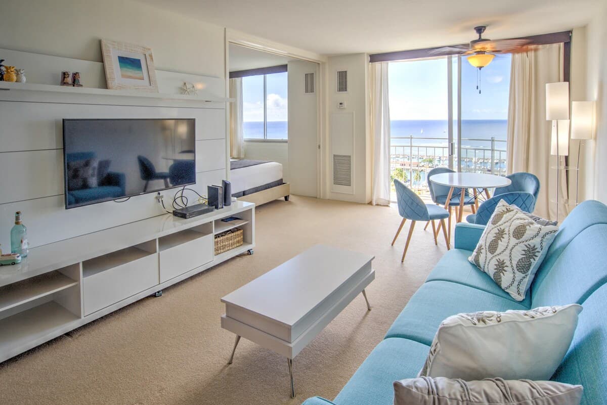 Condo in Honolulu · ★4.44 · 1 bedroom · 2 beds · 1 shared bath - Photo 4