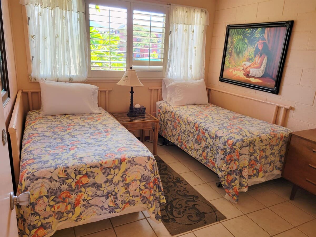 Condo in Lahaina · ★4.93 · 2 bedrooms · 4 beds · 1 private bath - Photo 3