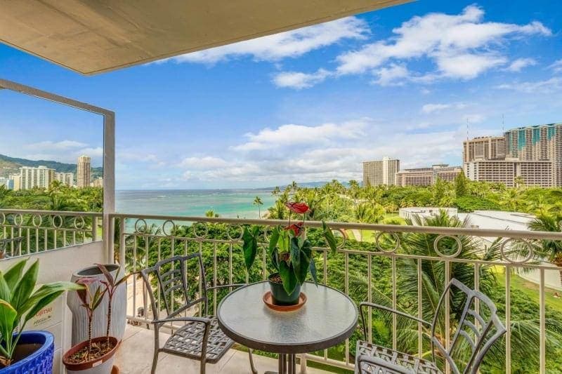 Condo in Honolulu · ★4.71 · Studio · 1 bed · 1 private bath - Photo 1