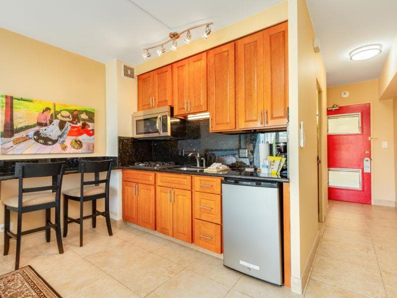 Condo in Honolulu · ★4.71 · Studio · 1 bed · 1 private bath - Photo 2
