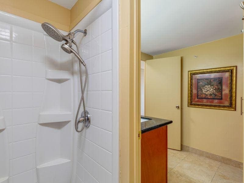 Condo in Honolulu · ★4.71 · Studio · 1 bed · 1 private bath - Photo 5