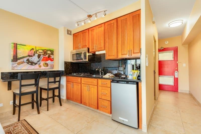 Condo in Honolulu · ★4.71 · Studio · 1 bed · 1 private bath - Photo 3