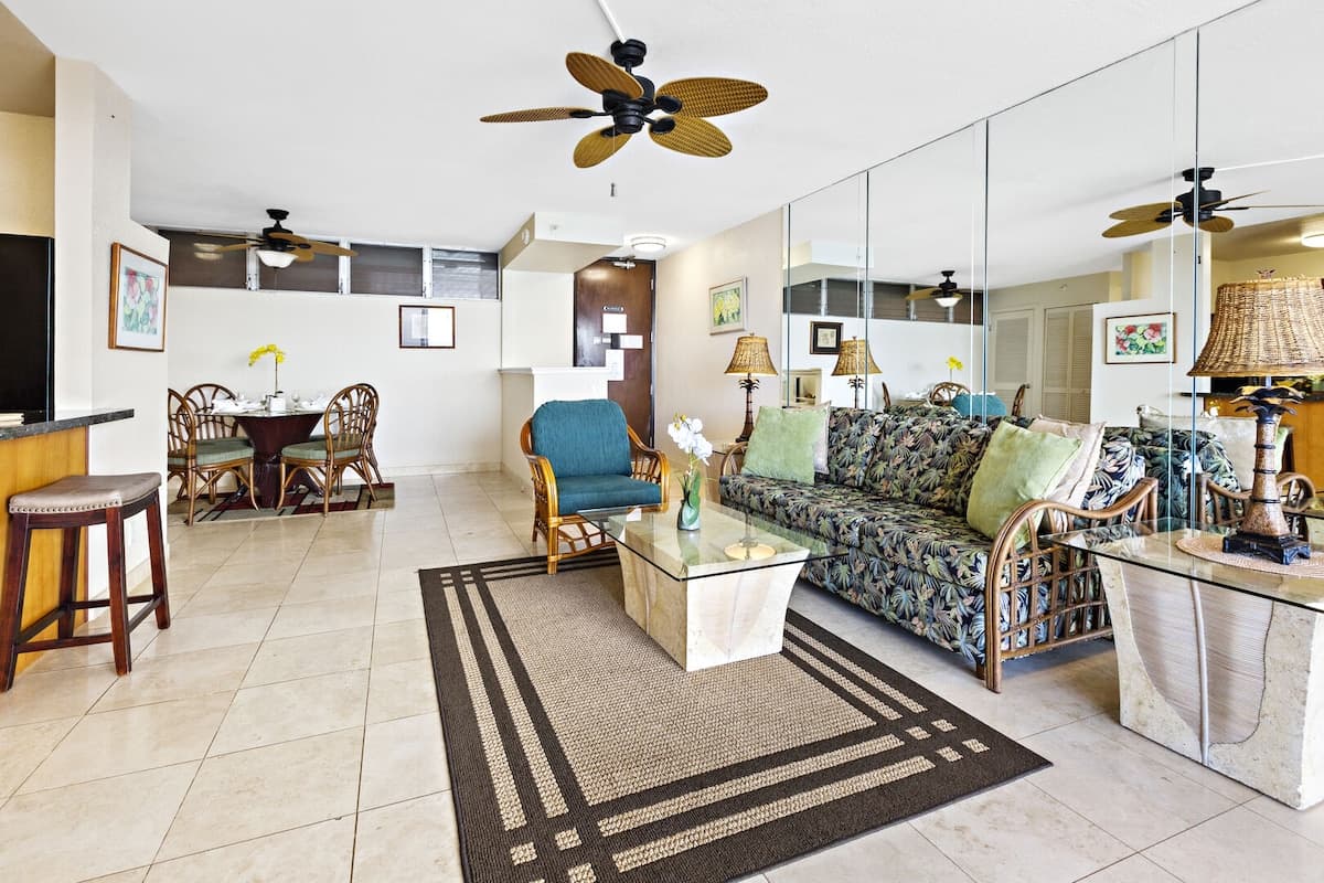 Condo in Lahaina · ★4.88 · 1 bedroom · 2 beds · 1 private bath - Photo 5
