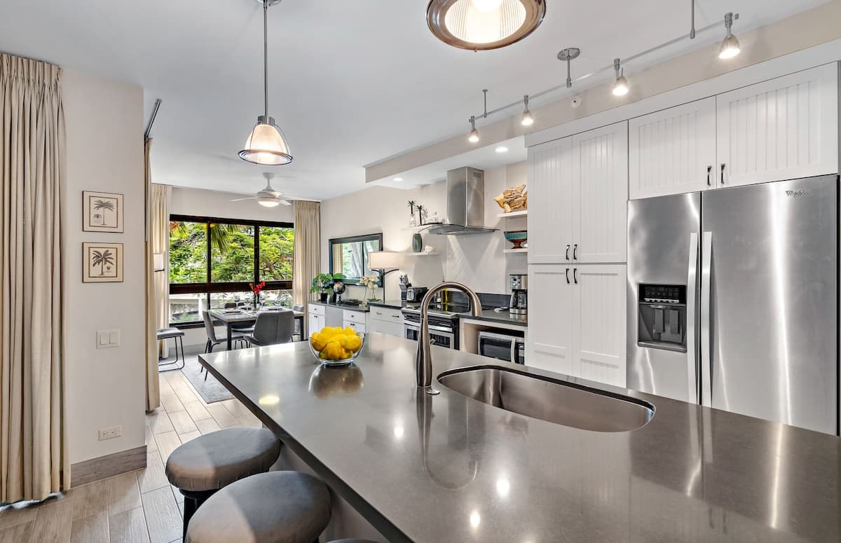 Condo in Lahaina · ★4.83 · 2 bedrooms · 3 beds · 2 baths - Photo 3