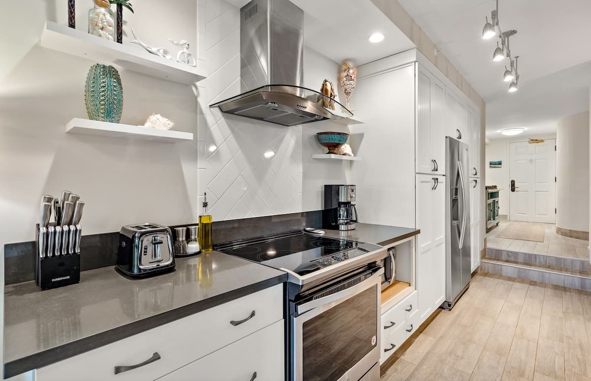 Condo in Lahaina · ★4.83 · 2 bedrooms · 3 beds · 2 baths - Photo 4