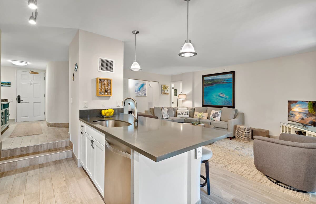 Condo in Lahaina · ★4.83 · 2 bedrooms · 3 beds · 2 baths - Photo 5