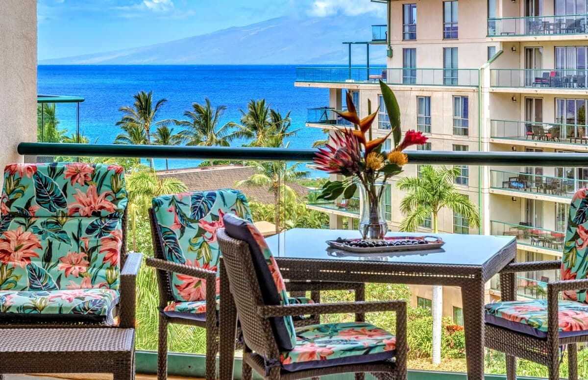 Condo in Lahaina · ★4.68 · Studio · 3 beds · 1 bath - Photo 4