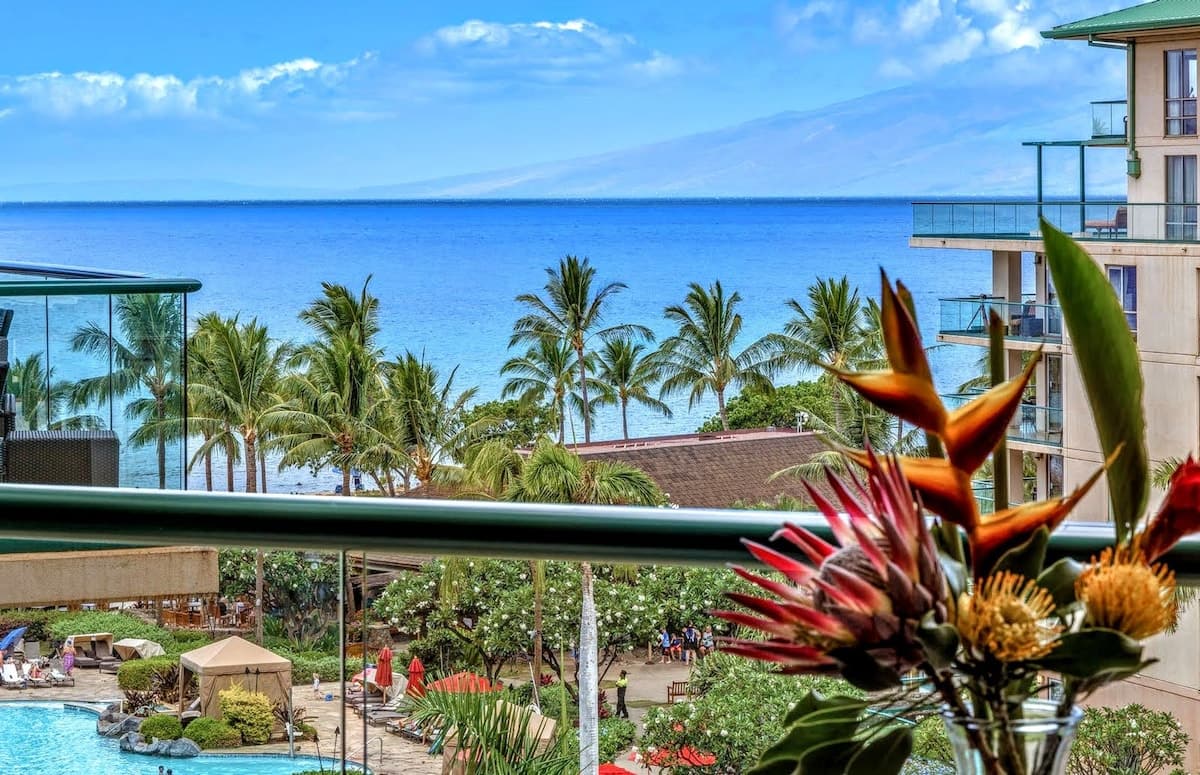 Condo in Lahaina · ★4.68 · Studio · 3 beds · 1 bath - Photo 2
