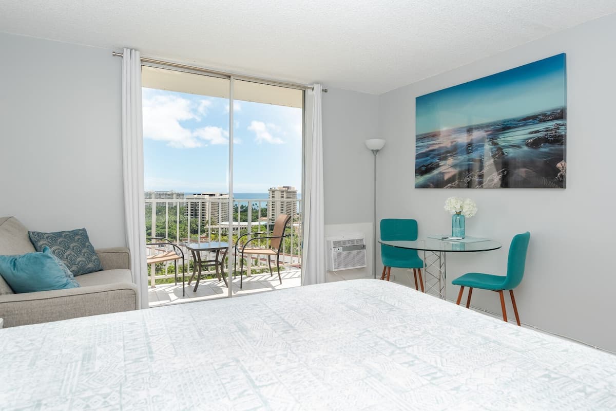 Condo in Honolulu · ★4.64 · 1 bedroom · 2 beds · 1 private bath - Photo 1
