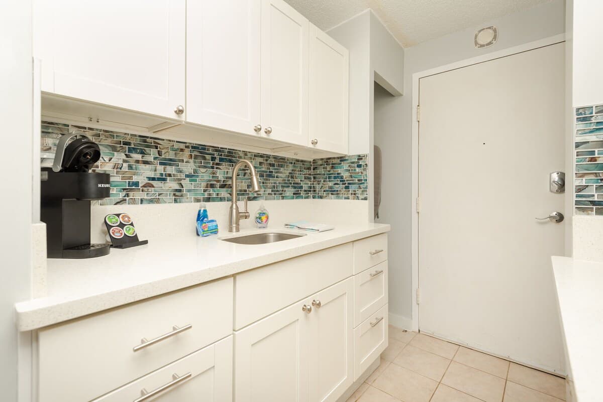 Condo in Honolulu · ★4.64 · 1 bedroom · 2 beds · 1 private bath - Photo 2