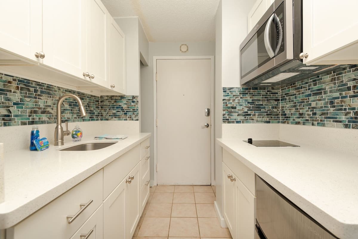 Condo in Honolulu · ★4.64 · 1 bedroom · 2 beds · 1 private bath - Photo 3