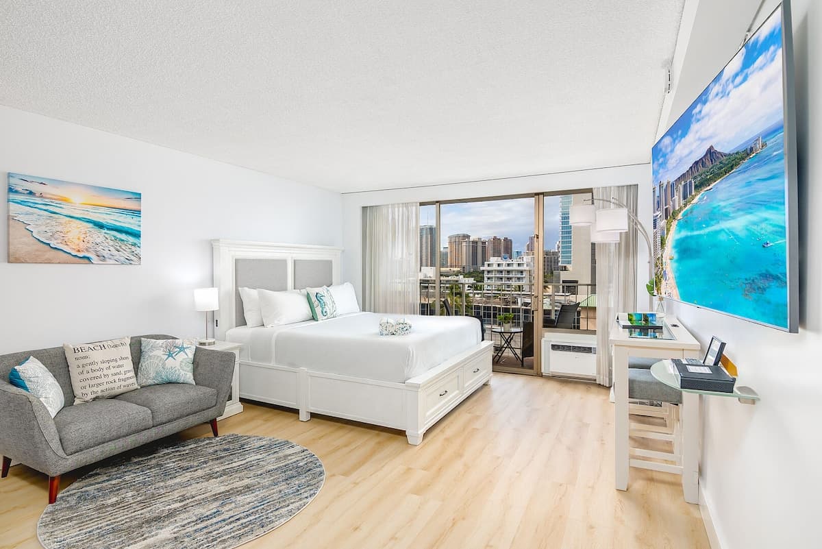 Condo in Honolulu · ★4.85 · 1 bedroom · 1 bed · 1 private bath - Photo 2