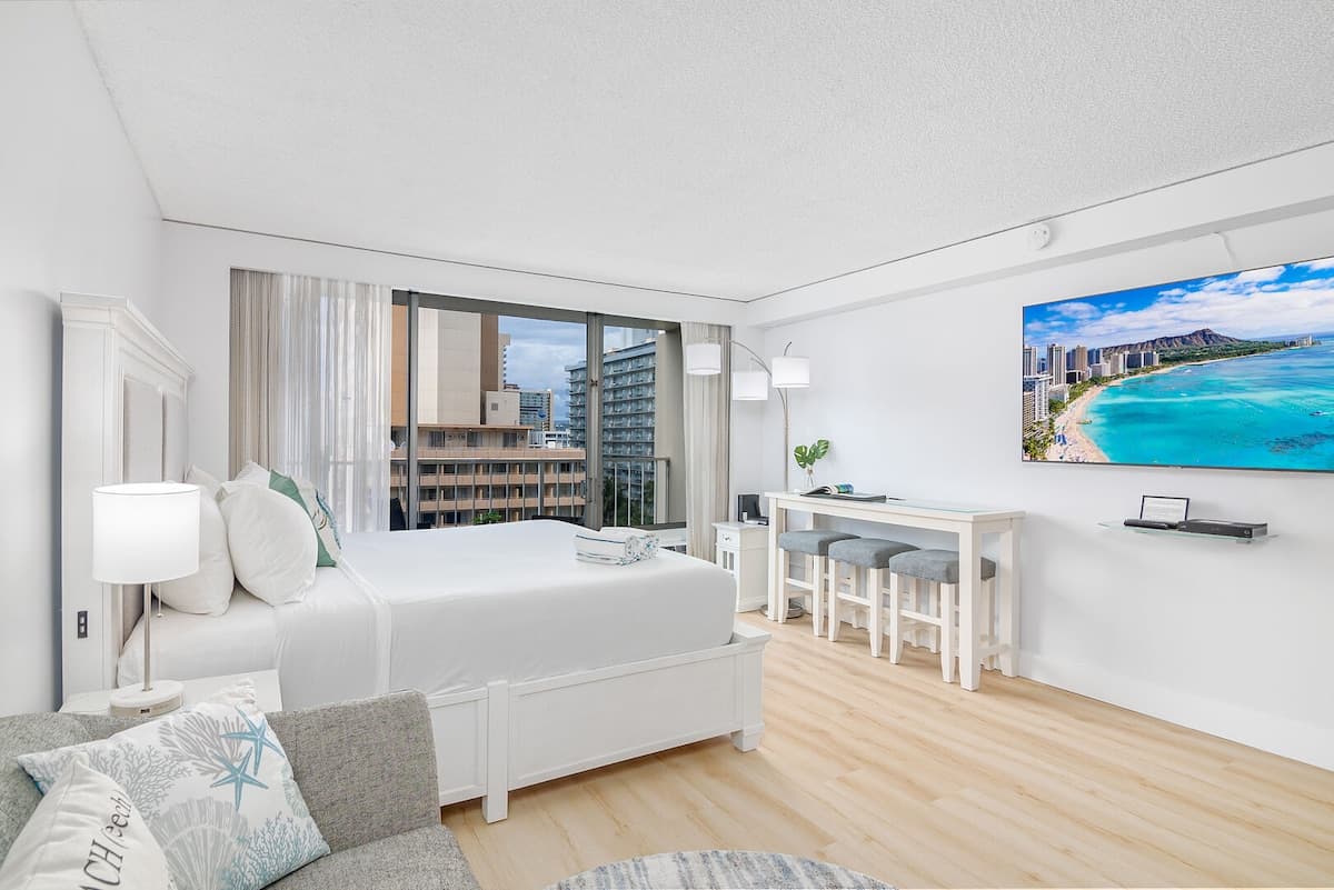 Condo in Honolulu · ★4.85 · 1 bedroom · 1 bed · 1 private bath - Photo 1