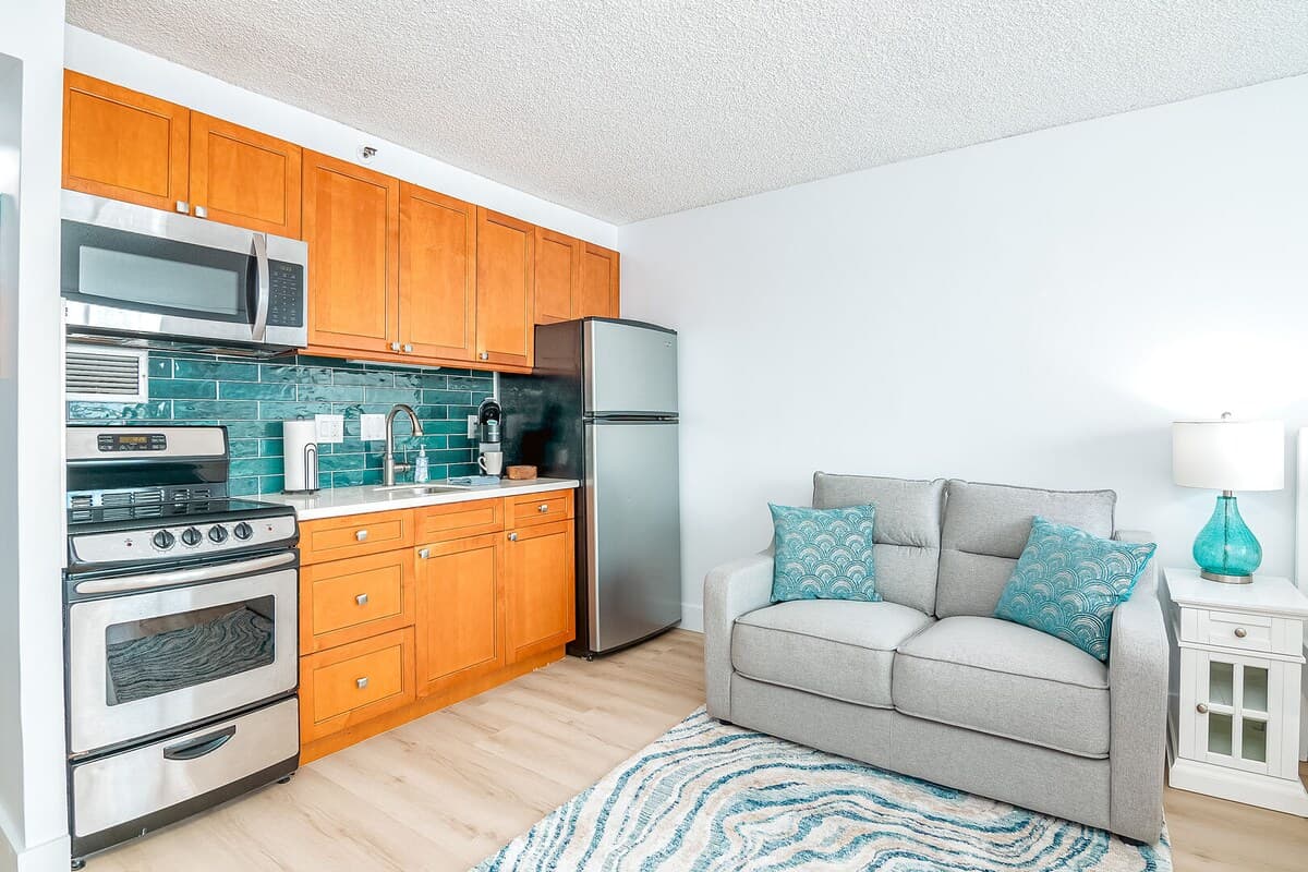 Condo in Honolulu · ★4.69 · 1 bedroom · 1 bed · 1 private bath - Photo 2