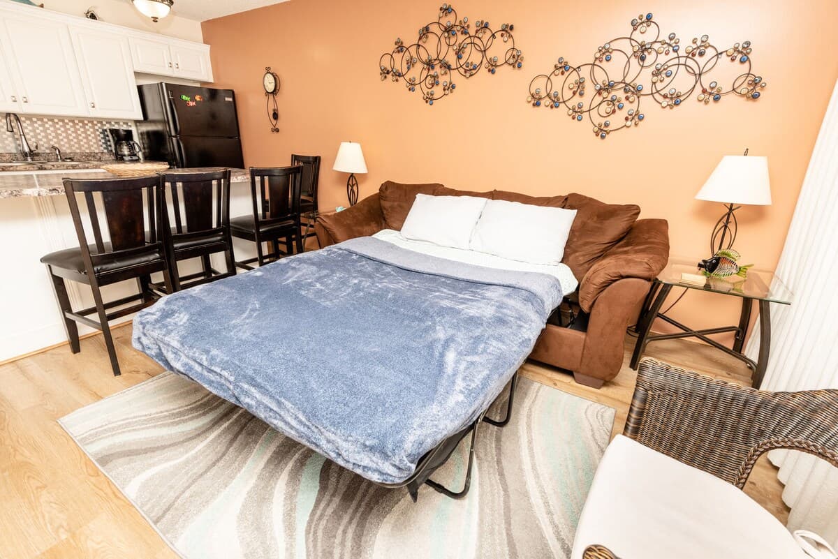Condo in Honolulu · ★4.74 · 1 bedroom · 2 beds · 1 private bath - Photo 4
