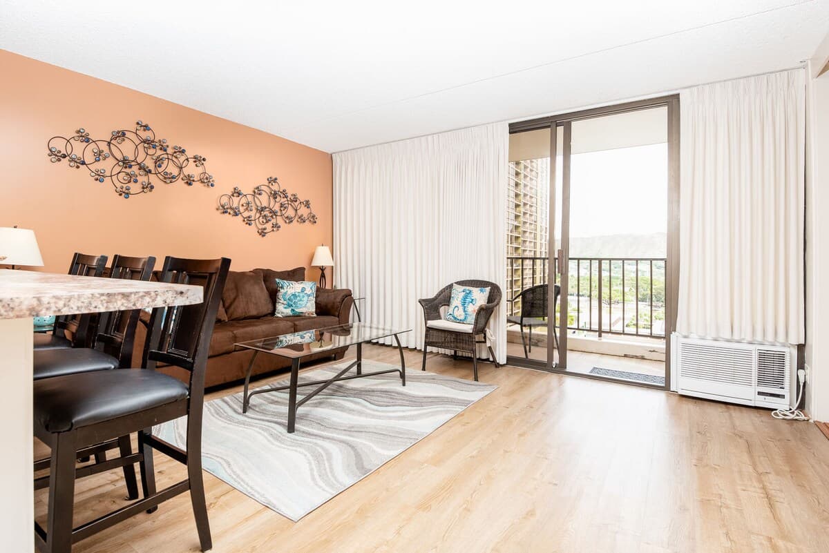 Condo in Honolulu · ★4.74 · 1 bedroom · 2 beds · 1 private bath - Photo 3