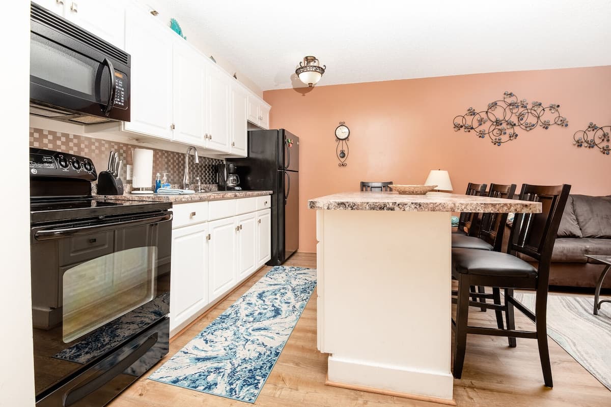 Condo in Honolulu · ★4.74 · 1 bedroom · 2 beds · 1 private bath - Photo 5