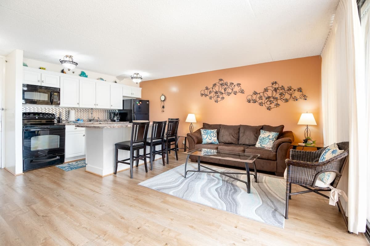 Condo in Honolulu · ★4.74 · 1 bedroom · 2 beds · 1 private bath - Photo 1