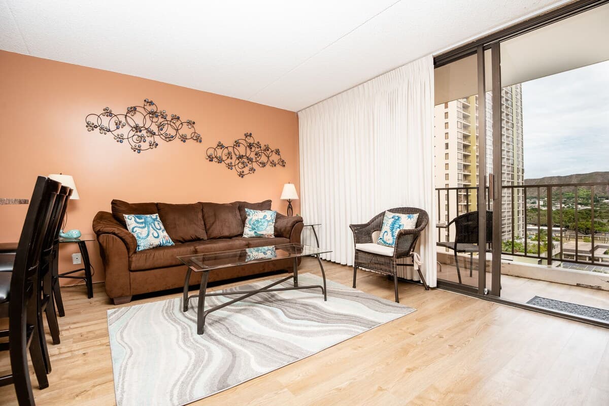 Condo in Honolulu · ★4.74 · 1 bedroom · 2 beds · 1 private bath - Photo 2
