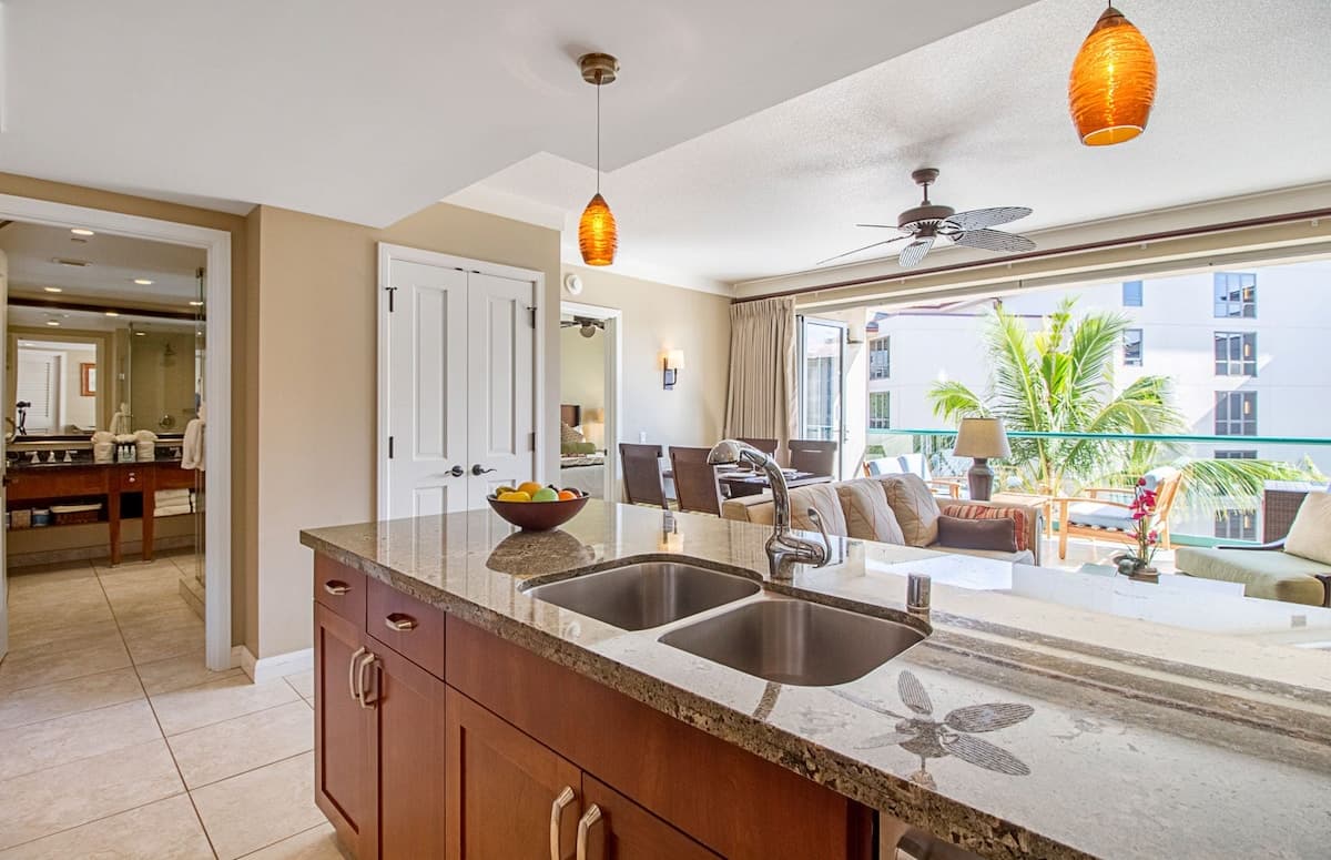 Condo in Lahaina · ★4.95 · 1 bedroom · 2 beds · 1 bath - Photo 4