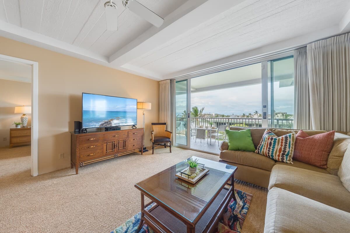 Condo in Lahaina · ★4.79 · 1 bedroom · 2 beds · 2 baths - Photo 2