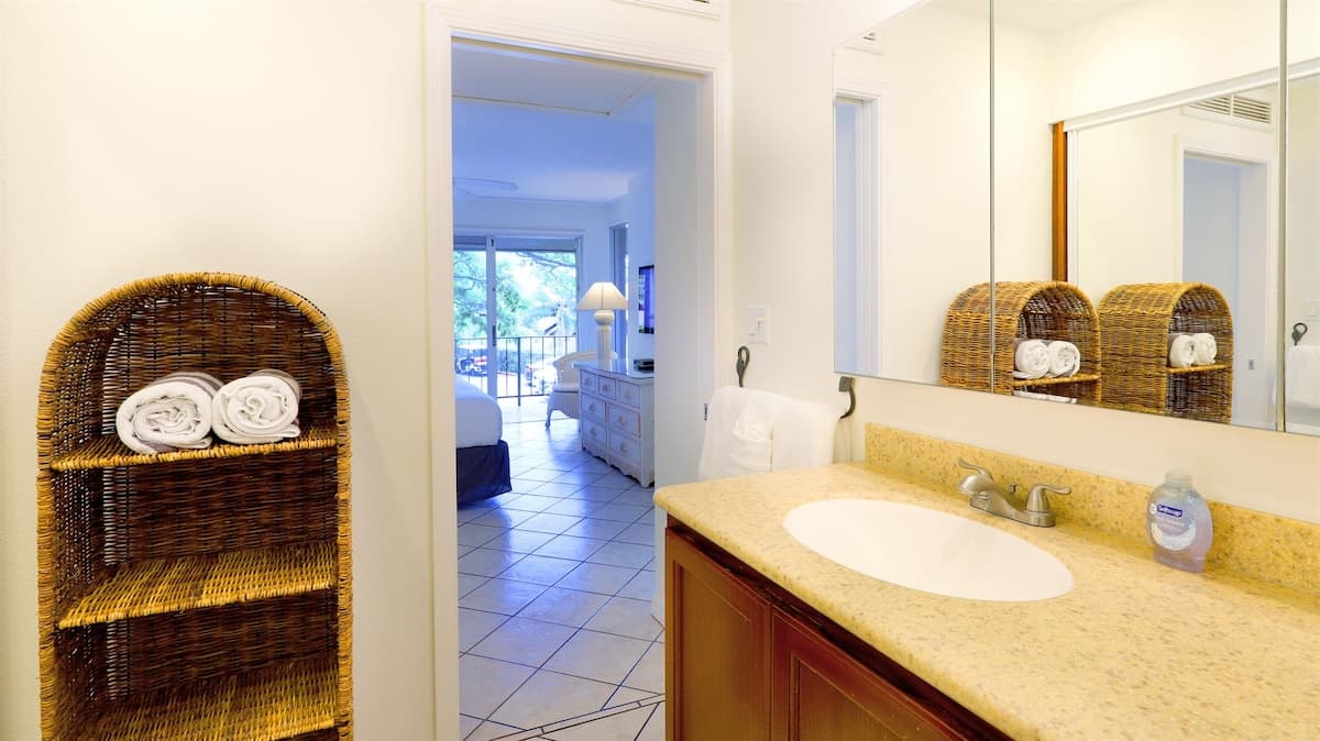Condo in Lahaina · ★4.71 · 2 bedrooms · 4 beds · 2 baths - Photo 4