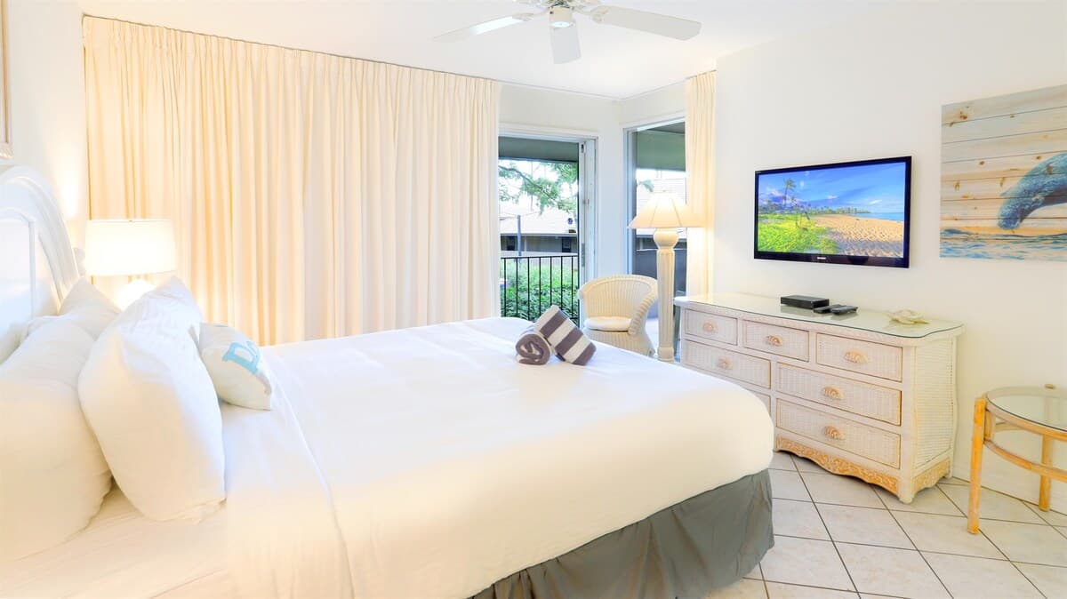 Condo in Lahaina · ★4.71 · 2 bedrooms · 4 beds · 2 baths - Photo 5