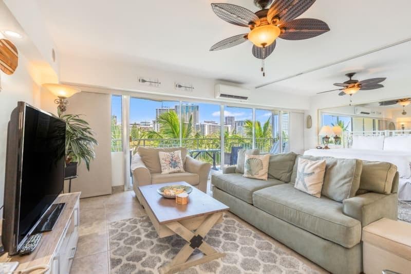 Condo in Honolulu · ★5.0 · 1 bedroom · 1 bed · 1 shared bath - Photo 1