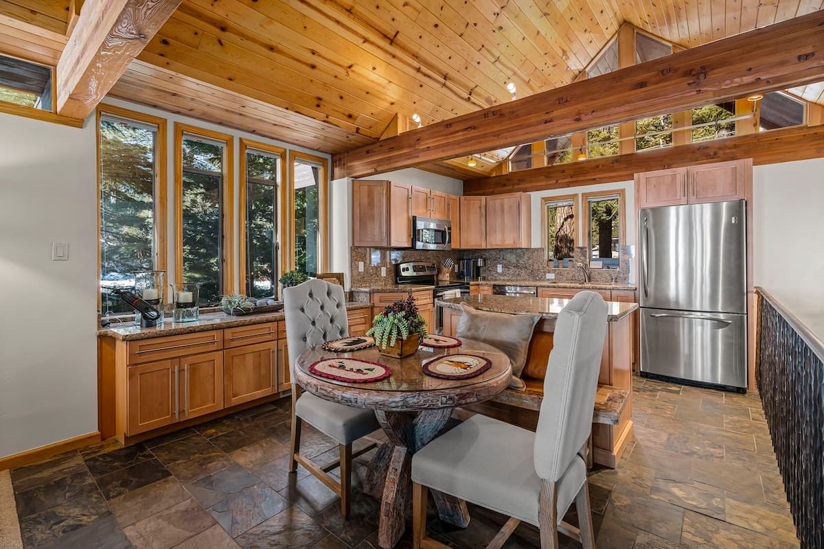 Condo in Incline Village · ★4.81 · 2 bedrooms · 2 beds · 2 private baths - Photo 4