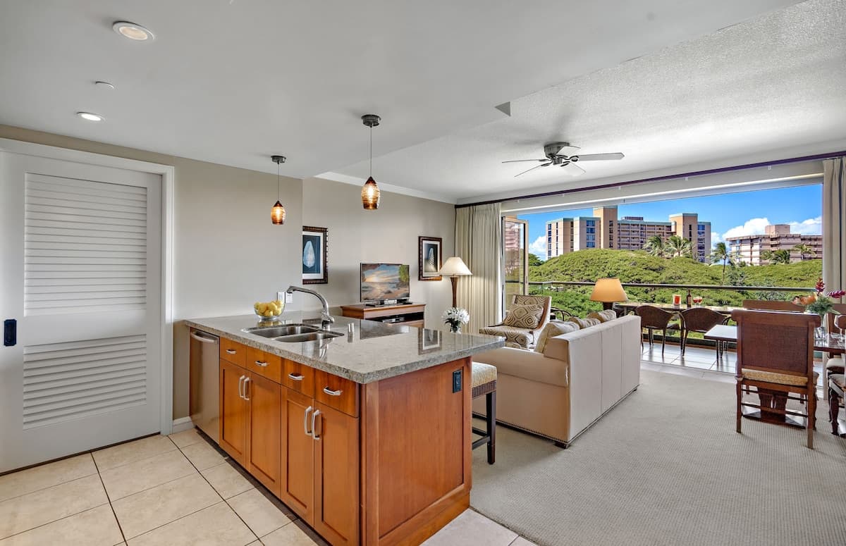Condo in Lahaina · ★4.63 · 1 bedroom · 2 beds · 1 bath - Photo 2
