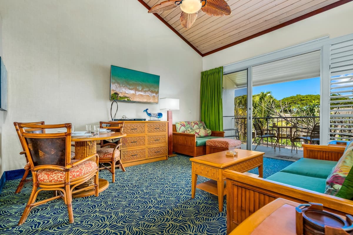 Condo in Lahaina · ★4.9 · 1 bedroom · 3 beds · 1 shared bath - Photo 1