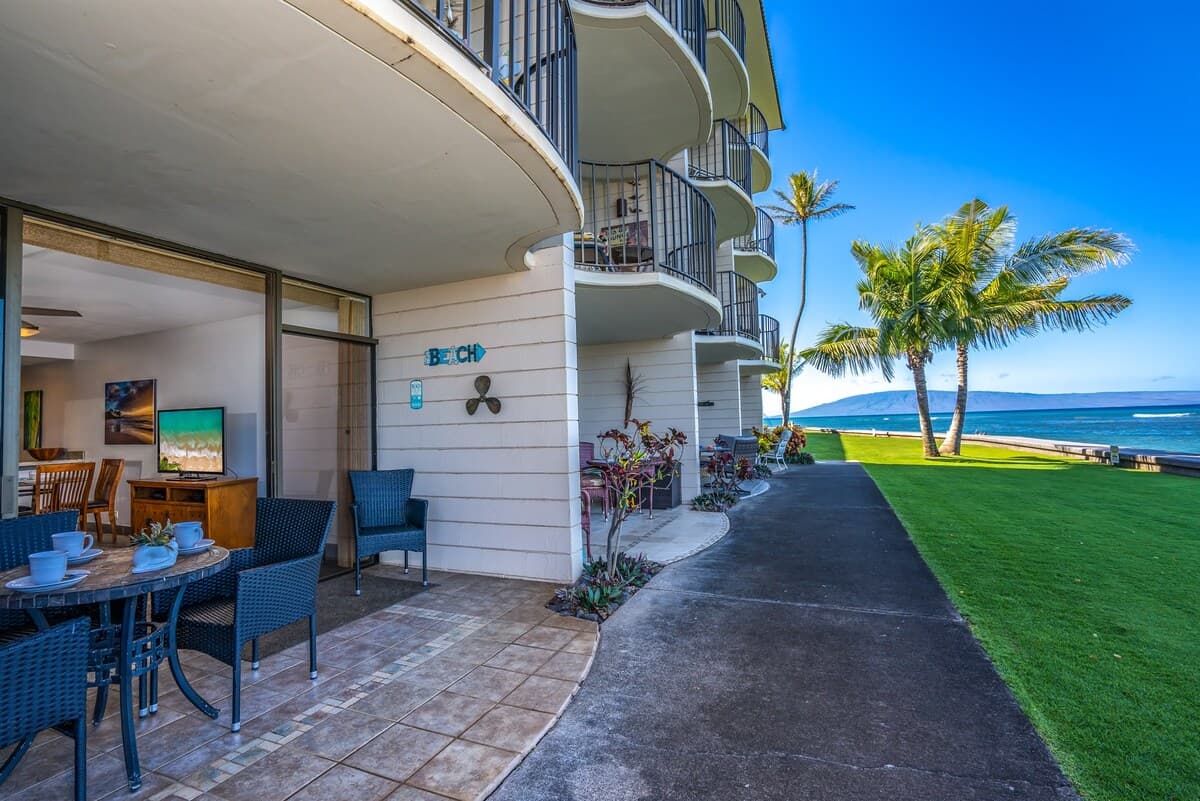 Condo in Lahaina · ★4.85 · 1 bedroom · 2 beds · 1 shared bath - Photo 5