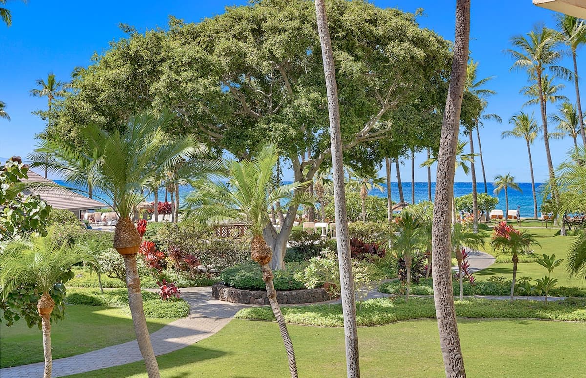 Condo in Lahaina · ★4.8 · 4 bedrooms · 7 beds · 4 shared baths - Photo 2