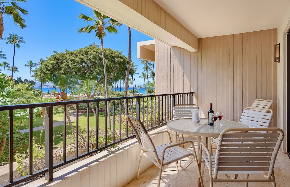 Condo in Lahaina · ★4.8 · 4 bedrooms · 7 beds · 4 shared baths - Photo 1
