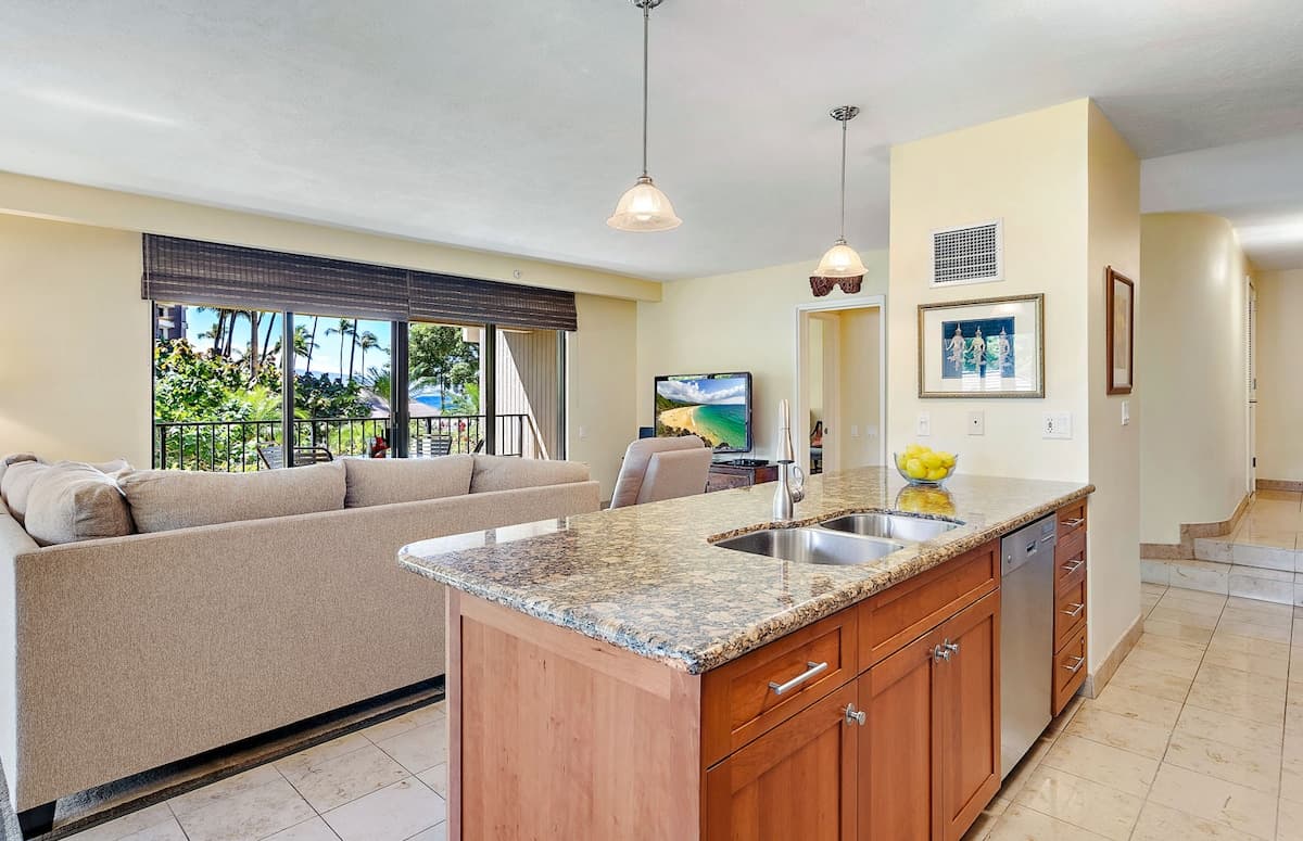 Condo in Lahaina · ★4.8 · 4 bedrooms · 7 beds · 4 shared baths - Photo 3