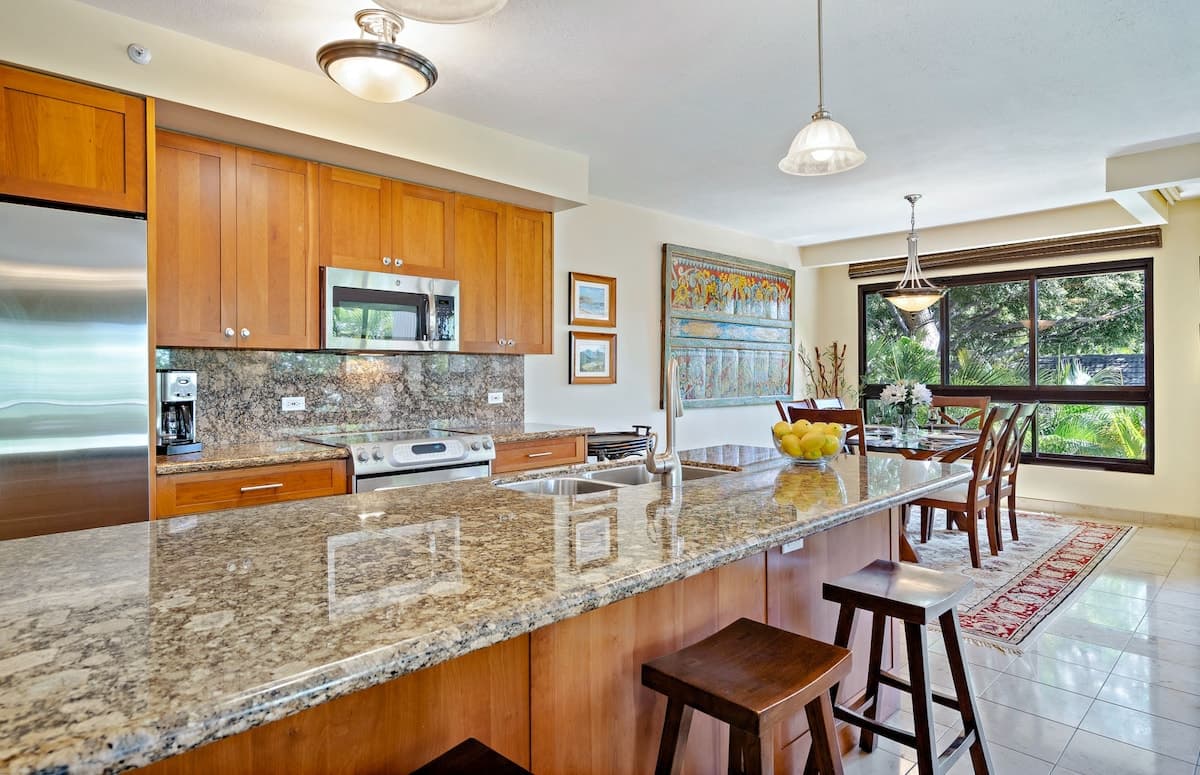 Condo in Lahaina · ★4.8 · 4 bedrooms · 7 beds · 4 shared baths - Photo 4
