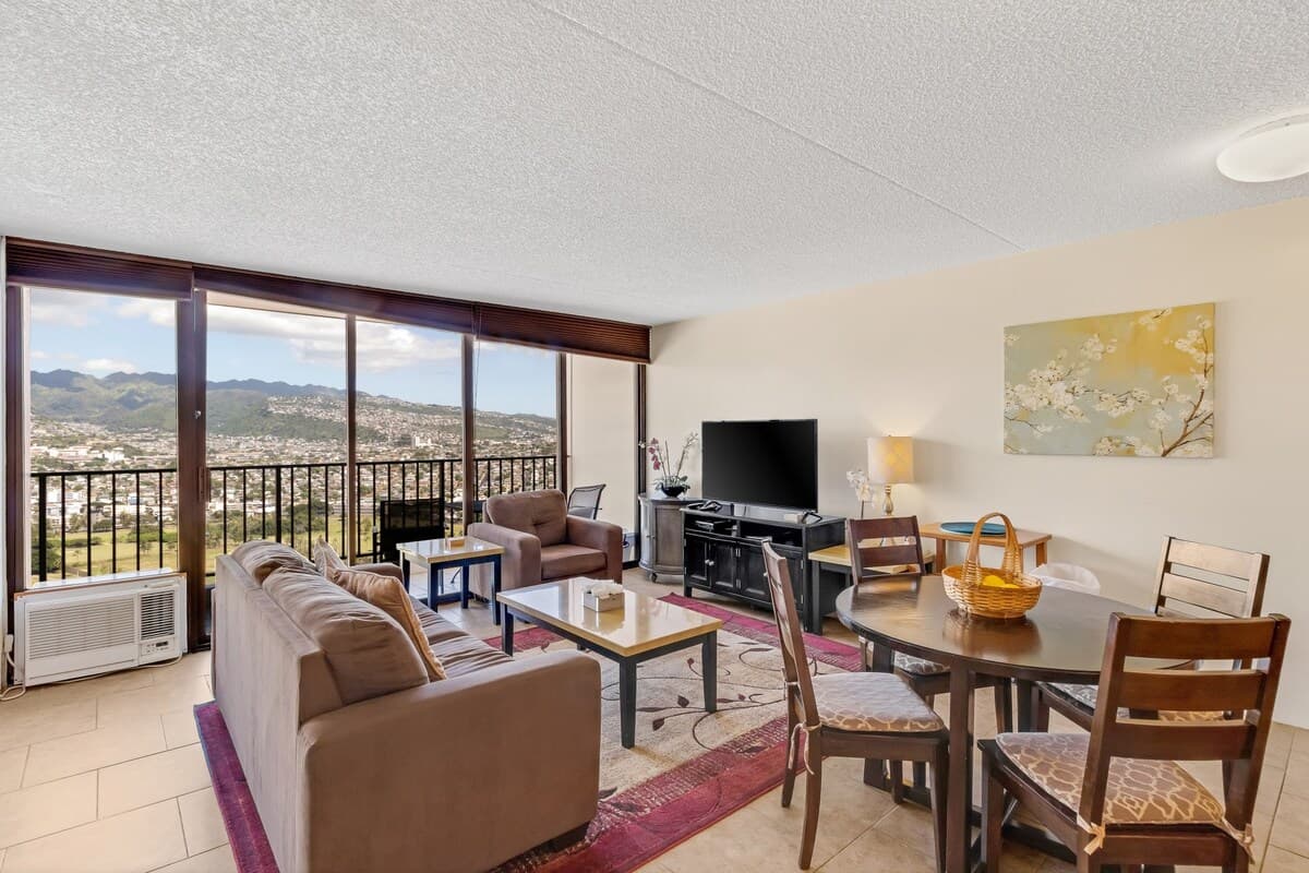 Condo in Honolulu · ★4.33 · 1 bedroom · 3 beds · 1 private bath - Photo 4