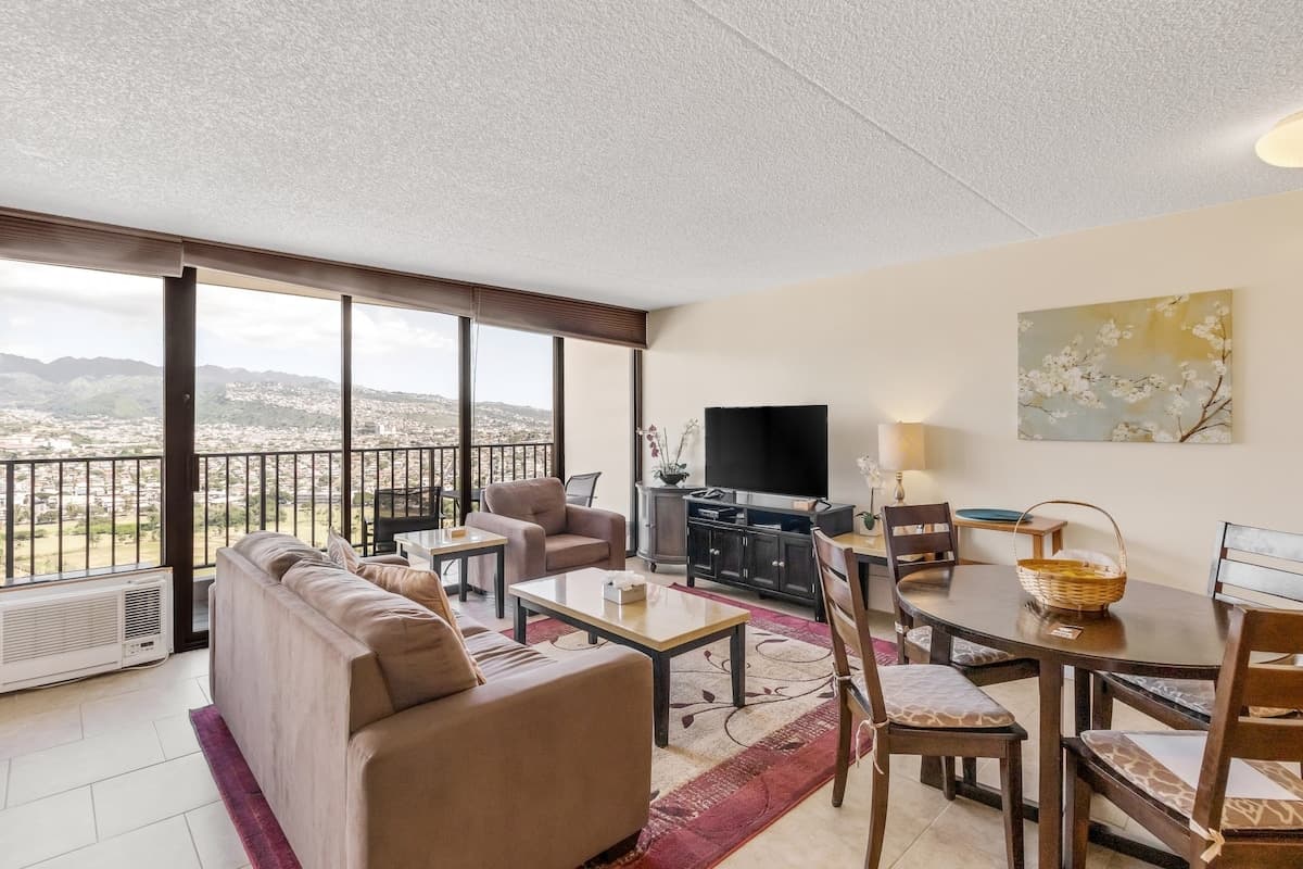 Condo in Honolulu · ★4.33 · 1 bedroom · 3 beds · 1 private bath - Photo 2