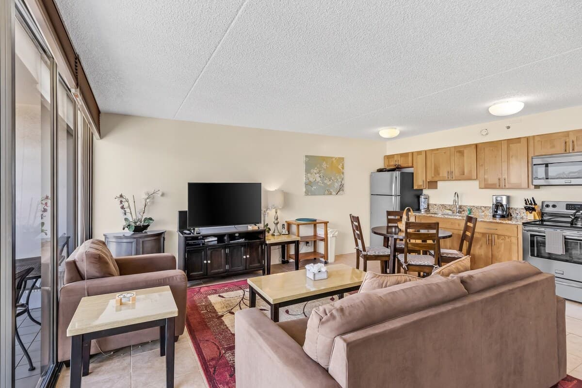 Condo in Honolulu · ★4.33 · 1 bedroom · 3 beds · 1 private bath - Photo 3