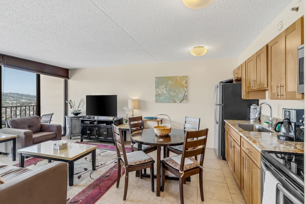 Condo in Honolulu · ★4.33 · 1 bedroom · 3 beds · 1 private bath - Photo 1
