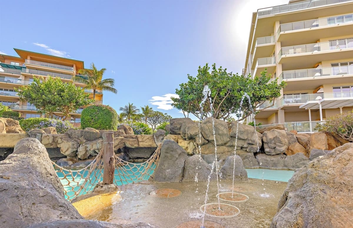 Condo in Lahaina · ★4.96 · 1 bedroom · 2 beds · 1 bath - Photo 5