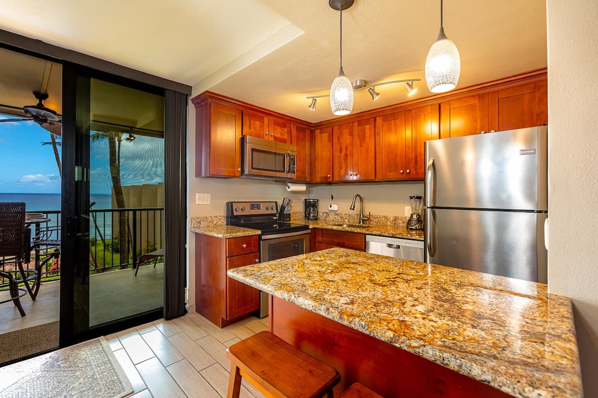 Condo in Lahaina · ★4.65 · 1 bedroom · 2 beds · 1 shared bath - Photo 3
