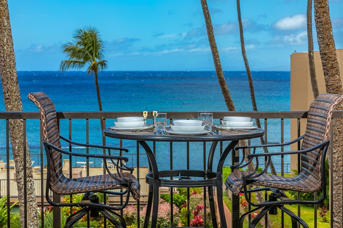 Condo in Lahaina · ★4.65 · 1 bedroom · 2 beds · 1 shared bath - Photo 1