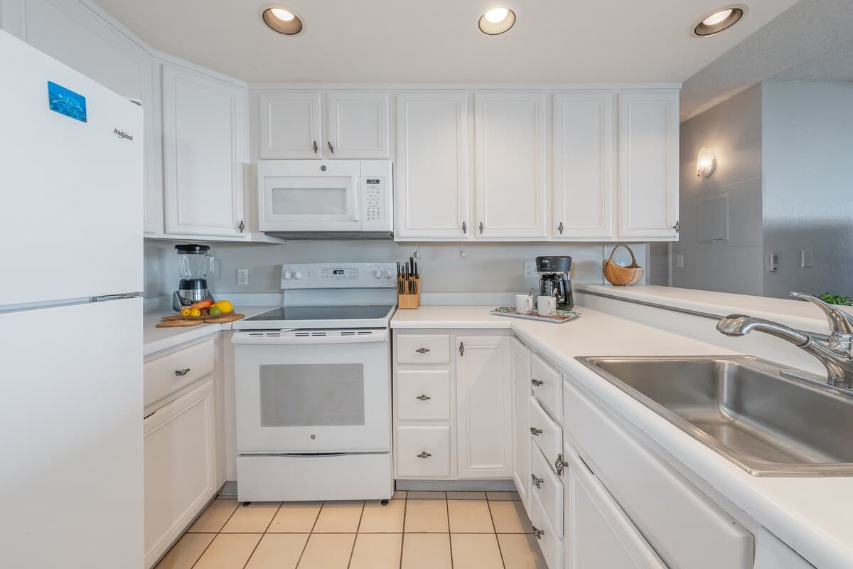 Condo in Lahaina · ★4.27 · 1 bedroom · 2 beds · 2 baths - Photo 5