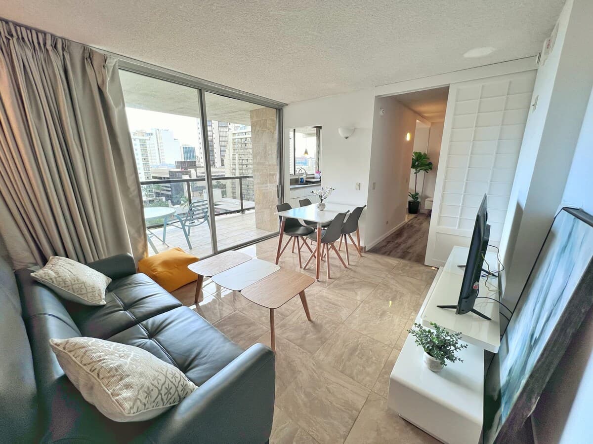 Condo in Honolulu · ★4.8 · 1 bedroom · 2 beds · 1 shared bath - Photo 2