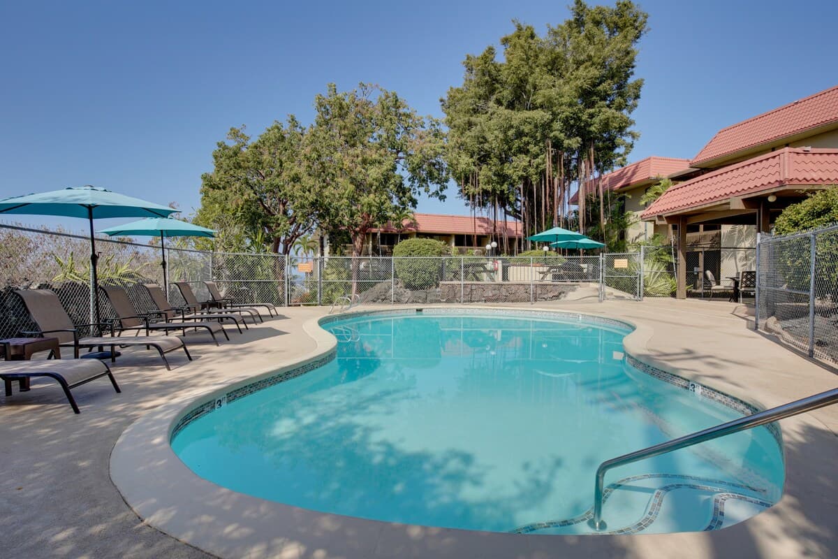 Condo in Kailua-Kona · ★4.56 · 2 bedrooms · 4 beds · 1.5 private baths - Photo 2