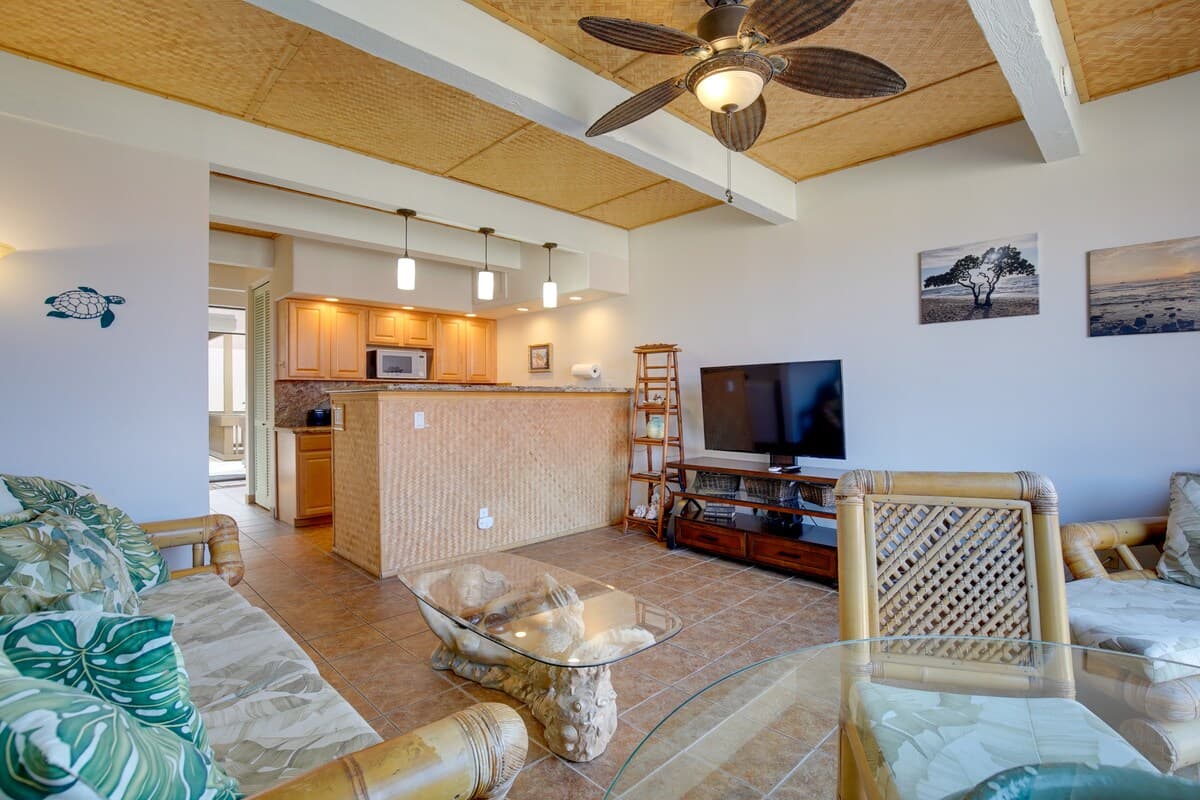 Condo in Kailua-Kona · ★4.56 · 2 bedrooms · 4 beds · 1.5 private baths - Photo 4