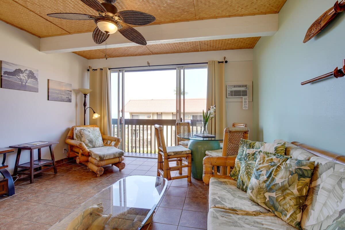 Condo in Kailua-Kona · ★4.56 · 2 bedrooms · 4 beds · 1.5 private baths - Photo 5