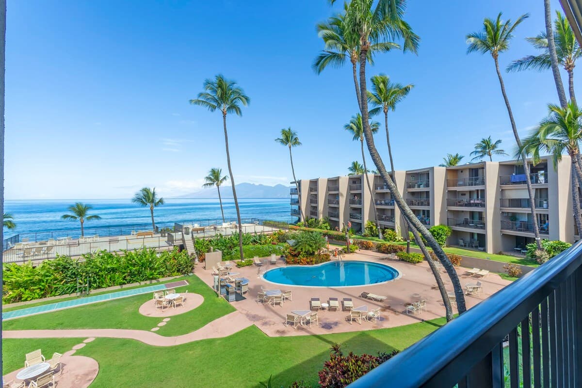 Condo in Lahaina · ★4.93 · 1 bedroom · 2 beds · 1 bath - Photo 5