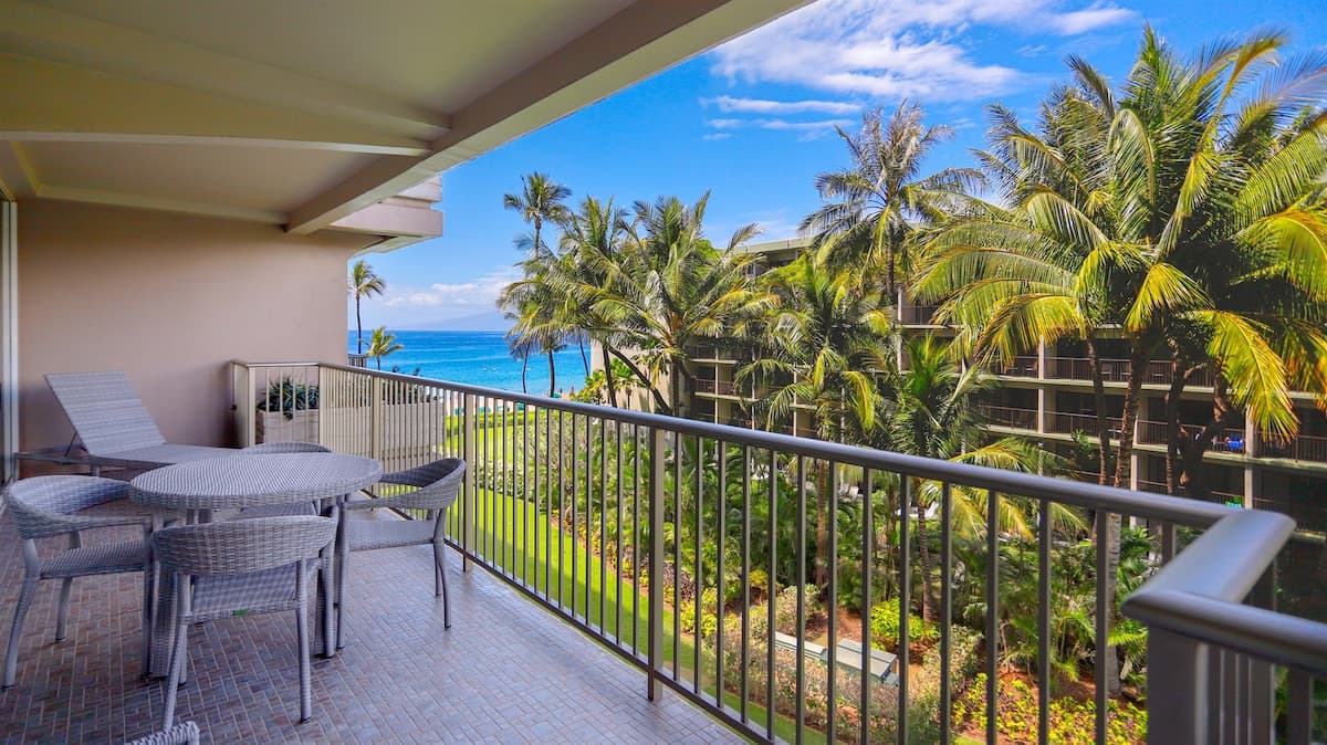 Condo in Lahaina · ★5.0 · 1 bedroom · 2 beds · 1 bath - Photo 2